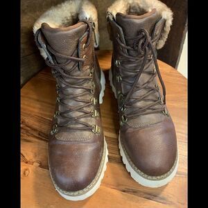 Daisy Fuentes girls boots.  Inv 5178